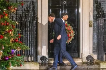 சகுனம் சரியில்லை... வீட்டுக்குள் செல்லமுடியாமல் வாசலில் தவித்து நின்ற பிரித்தானிய பிரதமர்