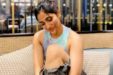 கிழிந்த ஆடையில் முட்டி தெரிய இலங்கை பெண் லொஸ்லியா! இந்த திடீர் மாற்றத்திற்கு யார் காரணம் தெரியுமா?