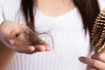 தலை முடி உதிர்வை தடுக்க வேண்டுமா? இதே அசத்தலான டிப்ஸ்