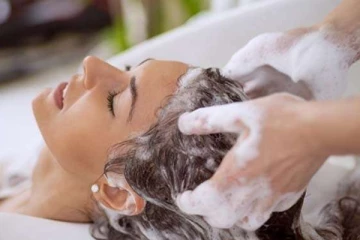 கொத்தாக முடி கொட்டுதா? ஷாம்பூ யூஸ் பண்ணும்போது இந்த தப்பை மட்டும் பண்ணாதீங்க!