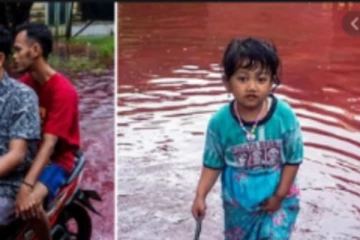 இரத்த நிறமாக பாயும் வெள்ளம் - கிராம மக்கள் பெரும் சிரமம்