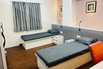 மாணவிகள் விடுதியில் நடந்த மோசமான செயல் ; கைதான இளம்பெண்கள்