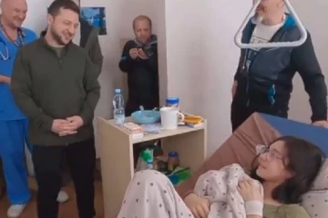 சிகிச்சையிலுள்ள மாணவிக்கு உக்ரைன் அதிபர்  கொடுத்த இன்ப அதிர்ச்சி!