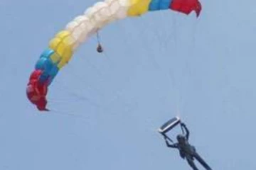 බිහිසුණු පැරෂුට් අනතුරක්..ඉහළ අහසේදී අක්‍රීය වී එක්වරම කඩා වැටුනු හැටි මෙන්න.