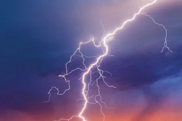 මිදුලට යන අතරතුර කාන්තාවකට අකුණු සැරක් - මේ දිනවල ඔබත් අවධානෙන් පසුවන්න..