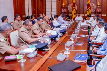 ஜனாதிபதிக்கும் மதுவரித் திணைக்கள அதிகாரிகளுக்கும் இடையில் சந்திப்பு