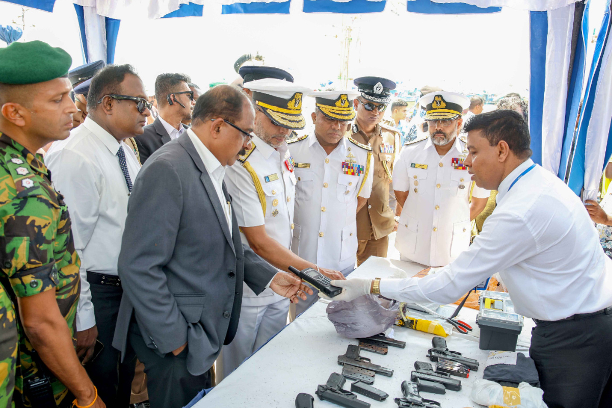 ஆயுதங்களுடன் சிக்கிய போதைப்பொருள் படகுகள்: பாதுகாப்பு பிரதி அமைச்சர் நேரில் ஆய்வு | Deputy Minister Defense Inspects Thikovita