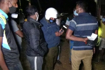 கற்பாறையுடன் மோதுண்ட வாகனம்! ஒரே குடும்பத்தைச் சேர்ந்த மூவருக்கு நேர்ந்த கதி