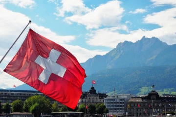 சுவிட்சர்லாந்தில் பனிச்சரிவில் புதைந்த கிராமம்; இராட்சத பனிப்பாறை உருகியதால் விபரீதம்!