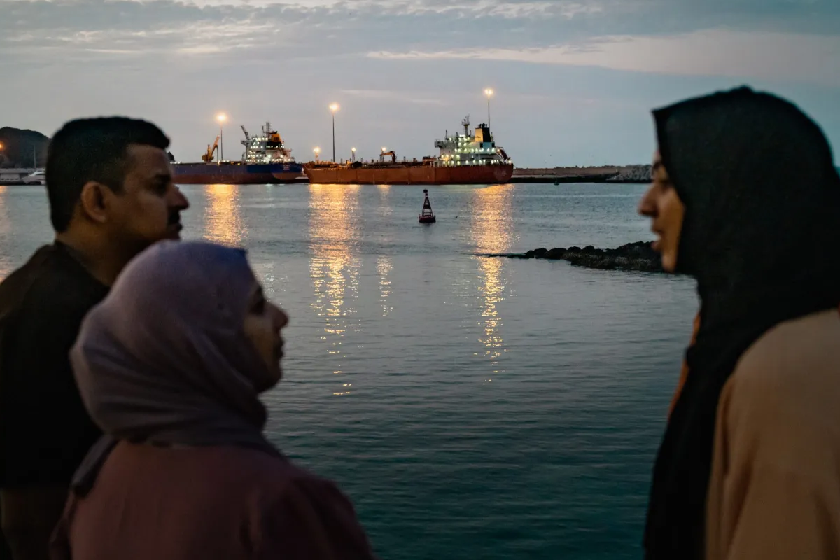 போர் மண்டலமாக ஹோர்முஸ் - எங்களை காப்பாற்றுங்கள்..! பீதியில் கதறும் 20,000 மாலுமிகள் | 2000 Ships 20000 Sailors Hormuz Blockade