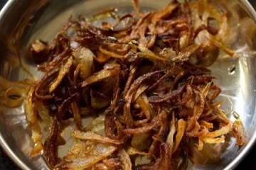 எச்சில் ஊறும் சுவையுடன் கருவாட்டு பிரியாணி! வீட்டிலேயே செய்வது எப்படி?