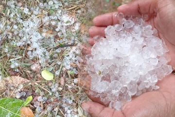 கடும் வறட்சியில் மகிழ்ச்சியை ஏற்படுத்திய ஆலங்கட்டி மழை