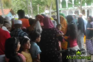 முள்ளிப்பொத்தானை அல் ஹிஜ்ரா ஜும்மா பள்ளி பகுதியில் இலவசமாக வழங்கப்படும் மீன்!