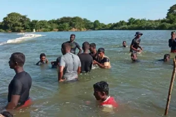 பெண்ணை காப்பாற்ற சென்ற இளைஞர்களுக்கு நேர்ந்த பெரும் துயரம்