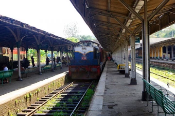 ஊரடங்கு உத்தரவு பிறப்பிக்கப்பட்ட பகுதிகளுக்கான புகையிரத சேவைகள் இரத்து
