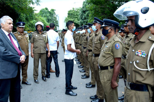 நாடாளுமன்றிலிருந்து வெளியேறிய அதிபர் ரணில் தெரிவித்த ‘நன்றி’(படங்கள்) | Ranil Goes Between The Army And The Police