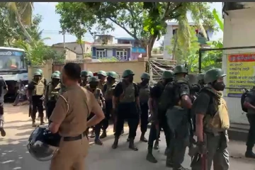 கொழும்பு மக்கள் குடியிருப்பு பகுதியில் பெருமளவு ஆயுதம் தாங்கிய படையினர் (Video)