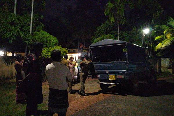 யாழில் வீடொன்றிற்குள் பெற்றோல் குண்டு வீசி சரமாரி தாக்குதல் | Petrol Bomb Attack In Achuveli Jaffna