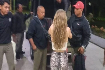 பாலி கோவிலில் நிர்வாணமாக திரிந்த இளம்பெண்ணால் பரபரப்பு