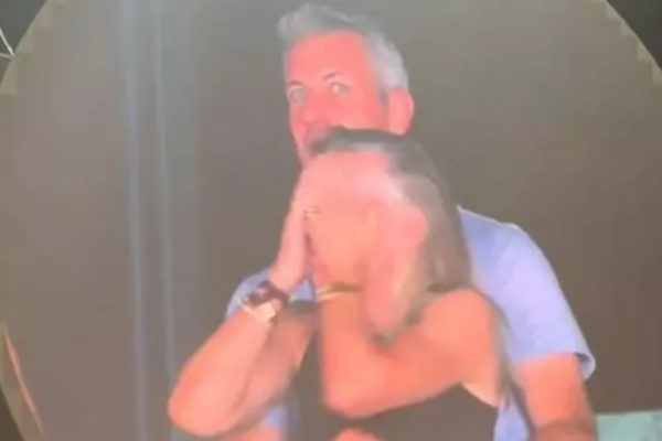 Kiss Game-இல் சிக்கிய சி.இ.ஓ; இணையத்தில் வைரல் | Ceo Caught In Kiss Game Goes Viral