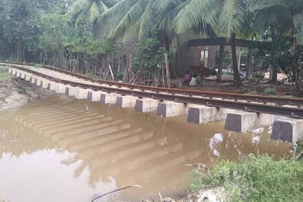 இலங்கையில் இப்படியொரு அவலம்: அந்தரத்தில் தொங்கும் புகையிரத பாதை | Colombo Railway Track That Hangs In The Distance