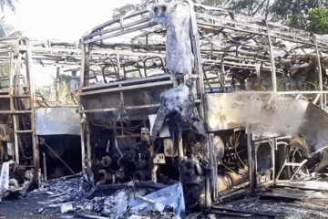 திடீரென தீப்பிடித்து எரிந்த இரு சொகுசு பேருந்துகளால் பரபரப்பு