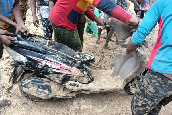 யாழில் படுகொலை செய்யப்பட்ட பெண்ணின் சடலம் மீட்பு (Photos) | Jaffna Police Investigation Court Girl Arresed