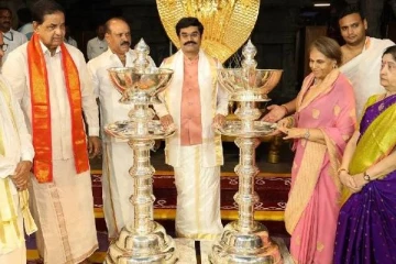 திருப்பதி ஏழுமலையானுக்கு 100 கிலோ எடையில் 2 வெள்ளி குத்துவிளக்குகளை வழங்கிய மைசூரு அரச பரம்பரை