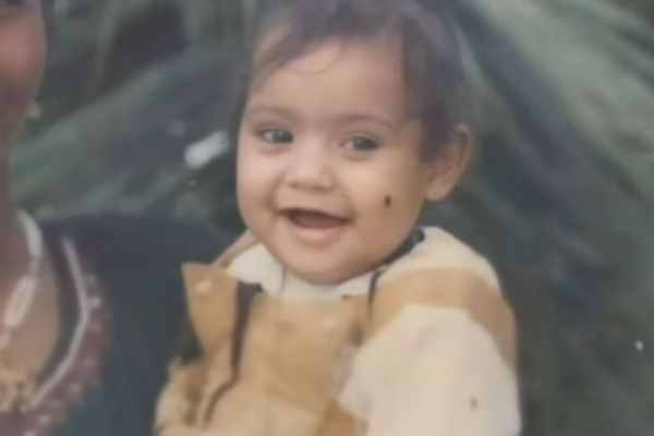 சிறுவயதில் செம கியூட்டாக இருக்கும் இந்த சீரியல் நடிகை யார் என்று தெரிகிறதா?