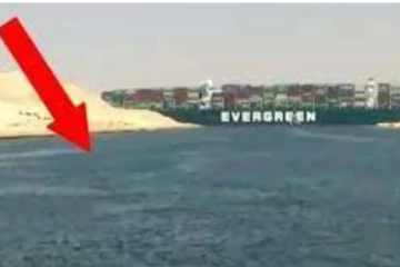 ராட்சத கப்பலால் அடைக்கப்பட்ட சூயஸ் கால்வாய்.... முடங்கும் உலக வர்த்தகம்! நடந்தது என்ன?
