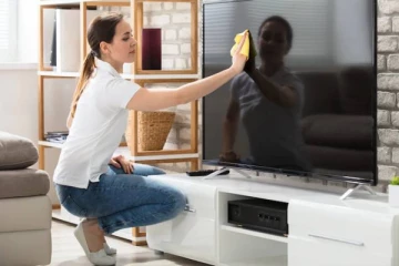 ஸ்மார்ட் டிவியை சுத்தம் செய்யப் போறீங்களா? இந்த தவறுகளை செய்யவே கூடாதாம்