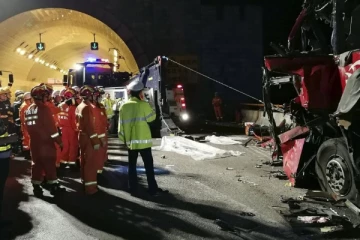 අධිවේගී මාර්ගයක බස්රථ අනතුරකින් 27ක් මරුට..20කට බරපතලයි.(PHOTOS)