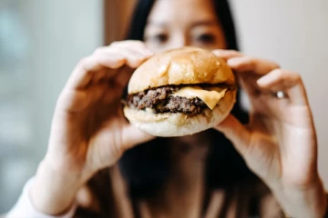 இந்த 5 உணவுகளை மட்டும் இரவில் தவறி கூட சாப்பிடாதீங்க! இந்த பிரச்சினை உங்களை வந்து சேருமாம்