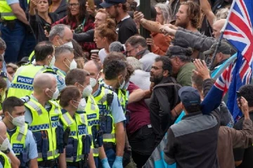 கனடா போன்று நியூசிலாந்திலும்... சுற்றிவளைத்த பொலிசாரால் பதற்றம்