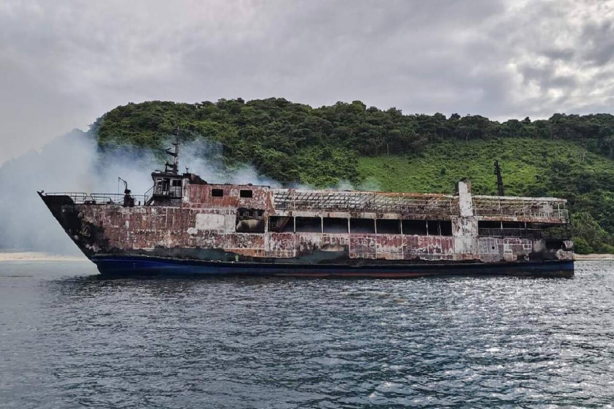 பிலிப்பைன்ஸில் பிரமாண்ட சொகுசு கப்பலில் பயங்கர தீ ; 5 பேர் பலி | Fire On Luxury Ship In The Philippines 5 Dead