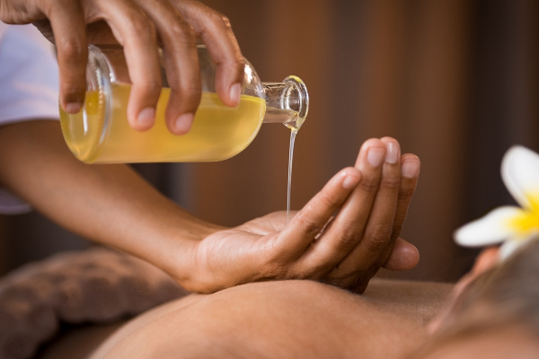 மசாஜ் நிலையத்தில் இலஞ்சம் பெற்ற பொலிஸ் கான்ஸ்டபிள் | Police Constableo Received A Massage Parlour