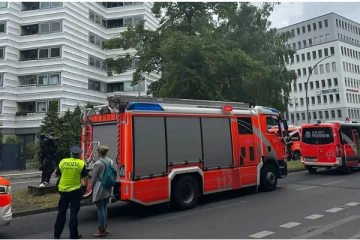 எரியும் கட்டிடத்திலிருந்து குதித்த ஆணும் இளம்பெண்ணும்: பொலிசாருக்கு ஏற்பட்டுள்ள சந்தேகம்