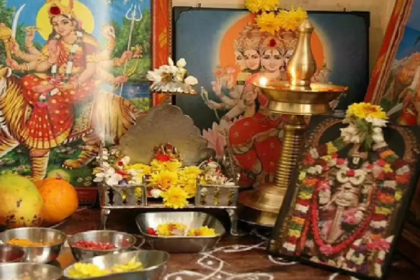 வீடுகளில் குலதெய்வத்தின் படங்களை வைத்து வழிபாடு செய்யலாமா? | Can We Worship Kuladeivam Picture At Home In Tamil
