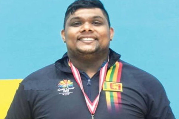 பிரபல நாடொன்றில் பதக்கங்களை வென்று அசத்திய இலங்கை வீரர்கள்! (Photos) | Singapore Sri Lankan Won Gold Medal Weightlifting