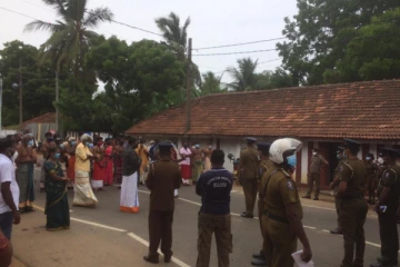 நல்லூர் ஆலயத்திற்கு படையெடுத்த மக்கள்- குவிக்கப்பட்டுள்ள பொலிஸார்; முற்றியது முரண்பாடு!
