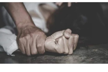 கோபத்தில் வீட்டை விட்டு வெளியேறிய சிறுமி - காரில் ஓட்டுநர்கள் கொடூர சம்பவம்!