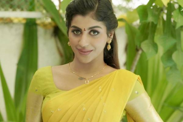 25 வயதான நடிகை யாஷிகா ஆனந்தின் நியூ லுக் போட்டோஷூட்... இதோ.. | Actress Yashika Anand Latest Cute Photoshoot