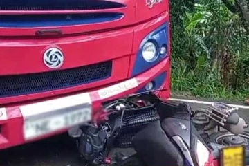 பேருந்து ஒன்று மோட்டார் சைக்கிளுடன் மோதியதில் நபருக்கு நேர்ந்த கதி