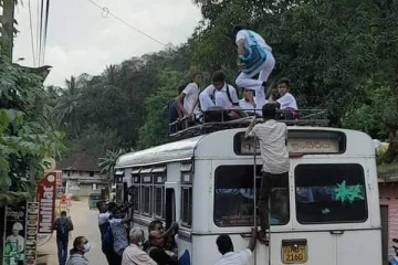 ஆபத்தான பயணங்களில் பாடசாலை மாணவர்கள்