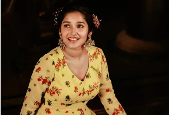 முழுசா குட்டி நயன்தாராவாக மாறிய அனிகா.. 17 வயதில் ஹீரோயின் ஆகிட்டாங்களே.. புகைப்படம்.. | Anikha First Time Act Lead Role Malayalam Movie