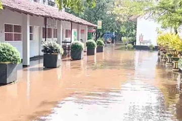 சிலாபம் நகரில் திடீர் வெள்ளப்பெருக்கு ; பாடசாலைகளுக்கு பூட்டு