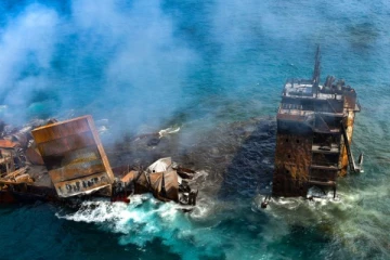 எக்ஸ் பிரஸ் பேர்ள் கப்பலில் இருந்து கடலில் வீழ்ந்த கழிபொருட்க்களை அகற்ற தீவிர முயற்சி