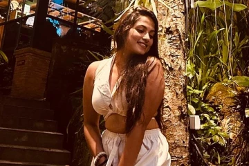 எதிர்நீச்சல் சீரியல் மதுமிதா வெளிநாட்டில் கிளாமர் போஸ்