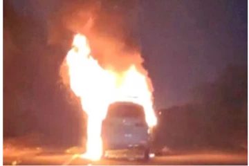 நடுரோட்டில் திடீரென தீப்பற்றி எரிந்த கார்! நொடிப்பொழுதில் உயிர் பிழைத்த 6 பேர்