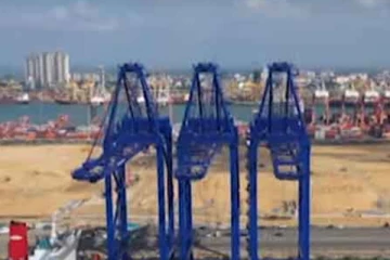 කවුරුත් පුදුම කරමින් දිවයිනට ආ පළමු ත්‍රිත්වය..